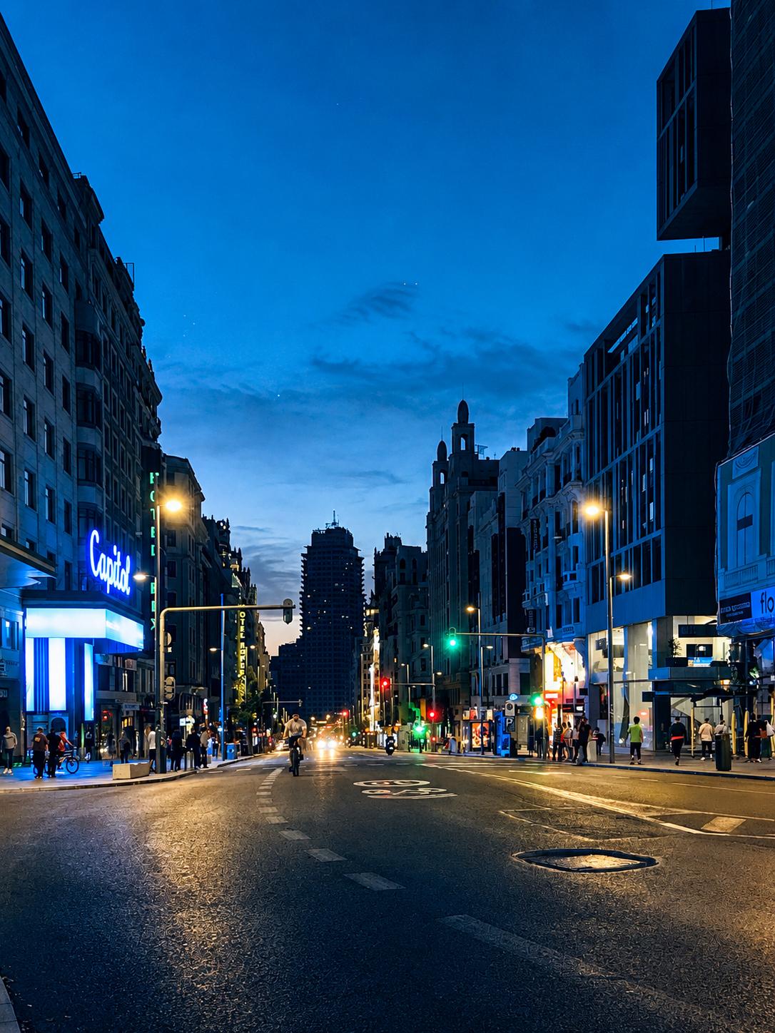 Gran avenida de Madrid iluminada al anochecer
